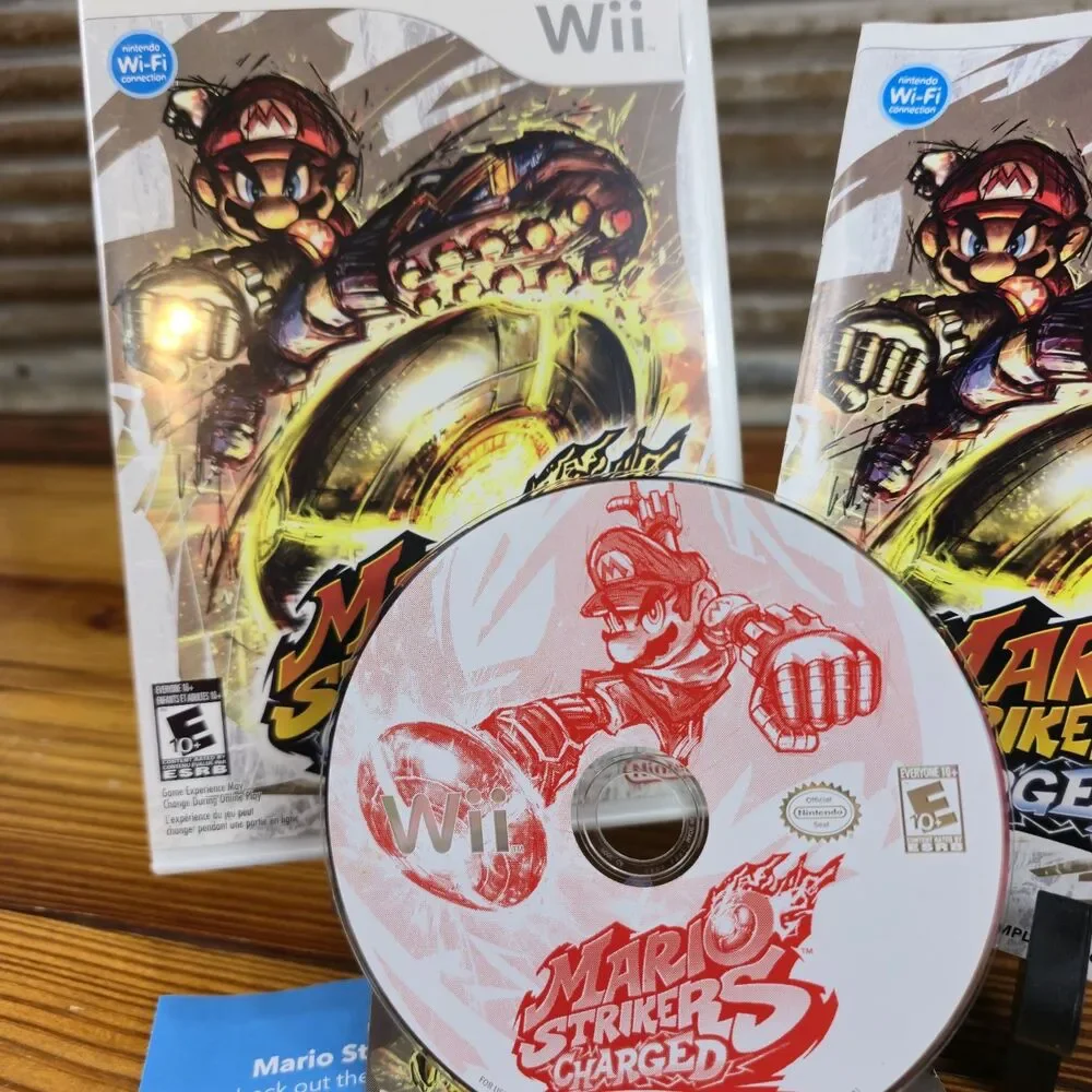 Mario Strikers Charged Wii Complete w/ 33 page instruction booklet MINT
